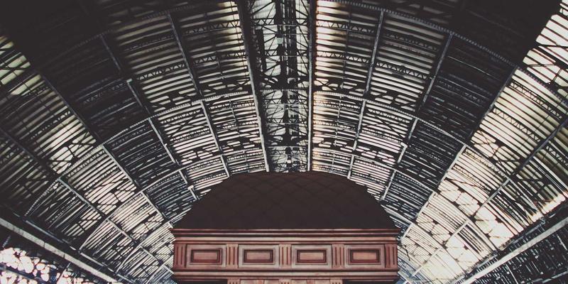 从学院到工作室：Laura Vandery的艺术教育背景与持续学习如何塑造其独特的创意作品集