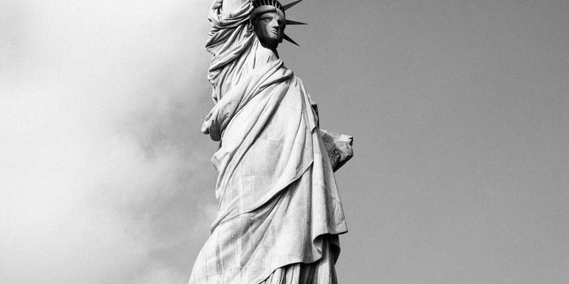 从画板到战略桌：Laura Vandery如何用创意作品集（Creative Portfolio）实现从插画师（Illustration）到数字艺术（Digital Art）项目领导的跨界跃迁