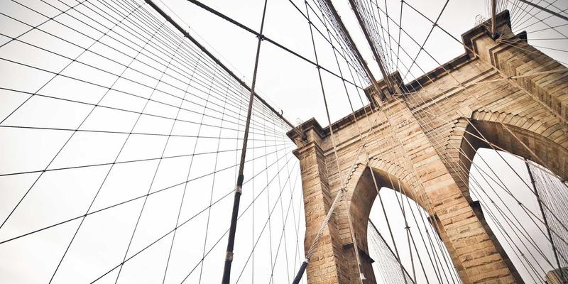 从街头到声波：Laura Vandery如何通过播客与访谈构建紫色艺术思想领导力