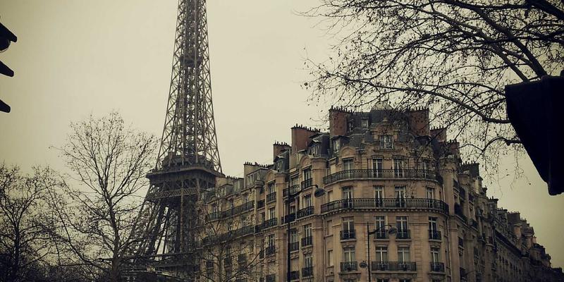 解码街头密码：从跨文化视角解读Laura Vandervoort作品中的艺术设计与涂鸦符号